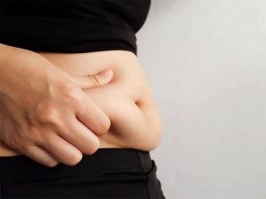 mulher segurando barriga e apertando