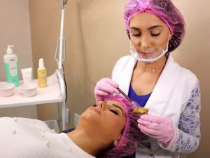 profissional fazendo procedimento de estetica facial em paciente