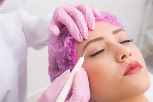 mulher recebendo jato de plasma em procedimento estético