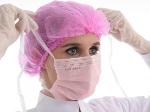 esteta colocando mascara de segurança e usando equipamentos de biossegurança