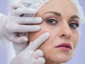 foto aproximada de rosto feminino preparando para procedimento estético
