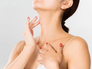 mulher passando a mao no pescoço olhando para cima